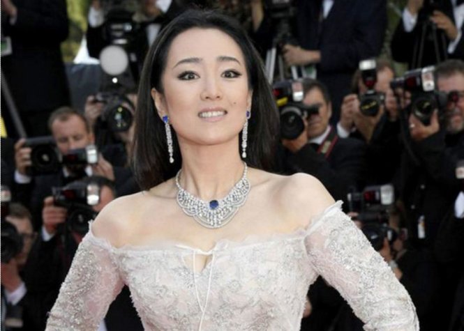Tại Cannes lần thứ 50, Củng Lợi trở thành nghệ sĩ Hoa ngữ đầu tiên ngồi ghế giám khảo - Ảnh: Sina