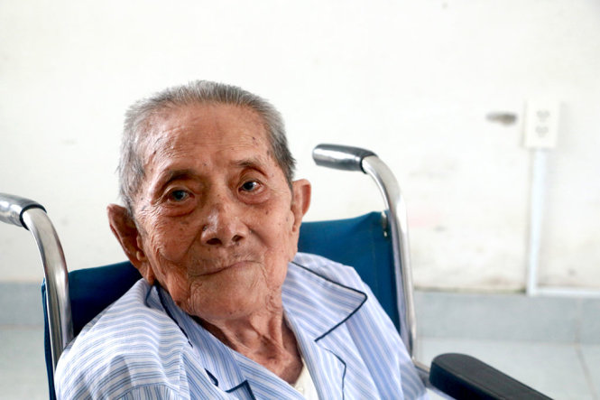 Cụ Trần Lâm (101 tuổi) được các bác sĩ tại Bệnh viện Mắt Huế chữa mù thành công. - Ảnh:  THU HÀ
