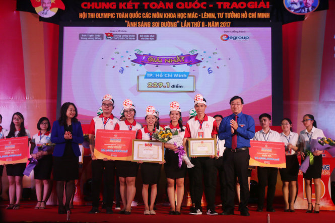 Lãnh đạo Trung ương Đoàn TNCS Hồ Chí Minh tặng phần thưởng cho đội tuyển vô địch - Ảnh: HOÀI NAM