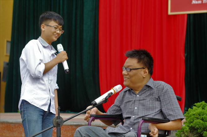 Anh Trần Hồng Giang trong một buổi nói chuyện với học sinh về nghị lực sống - Ảnh: VŨ VĂN NINH