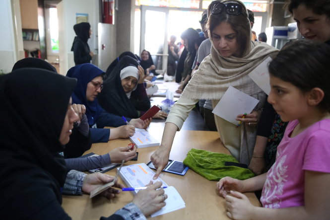 Cử tri Iran lăn tay bỏ phiếu ở thủ đô Tehran ngày 19-5 - Ảnh: Reuters