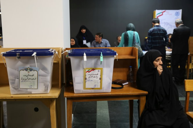 Các thùng phiếu được niêm phong trong một điểm bỏ phiếu ở thủ đô Tehran khuya ngày 19-5 - Ảnh: Reuters