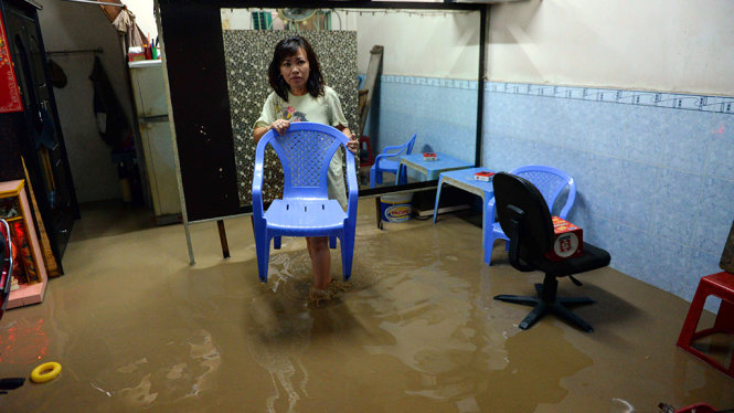 Nước ngập lênh láng nhà dân tại ấp 4A, xã Bình Hưng, huyện Bình Chánh - Ảnh: HỮU KHOA