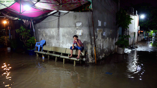 Nhiều nhà dân tại ấp 4A, xã Bình Hưng bị nước ngập cô lập - Ảnh: HỮU KHOA