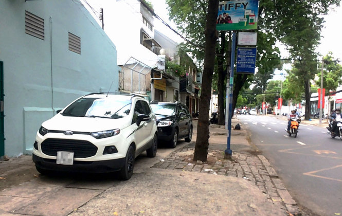 Xe ôtô đậu trên vỉa hè đường Nguyễn Đình Chiểu, quận 1 - Ảnh: LÊ PHAN