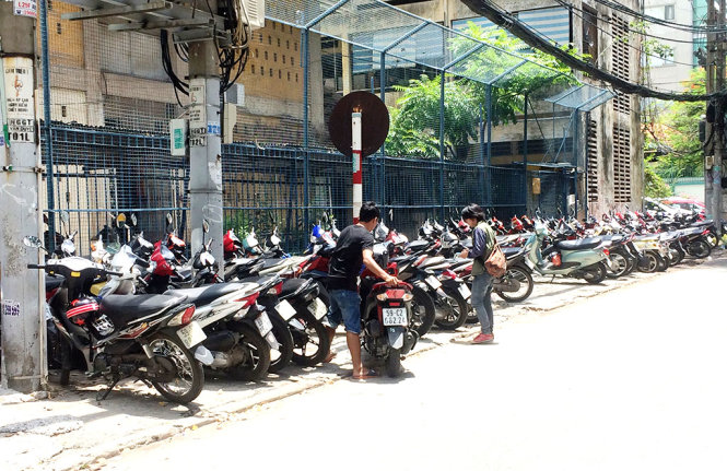 Một bãi xe chiếm hết vỉa hè đường Nguyễn Gia Thiều, quận 3 - Ảnh: LÊ PHAN