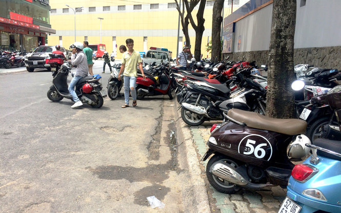 Vỉa hè đường Lê Anh Xuân, quận 1 trước công an phường Bến Thành xe máy để tràn lan- Ảnh: LÊ PHAN