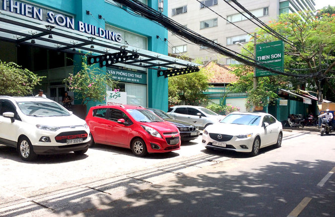 Xe ôtô đậu tràn ra vỉa hè đường Nguyễn Gia Thiều, quận 3 - Ảnh: LÊ PHAN