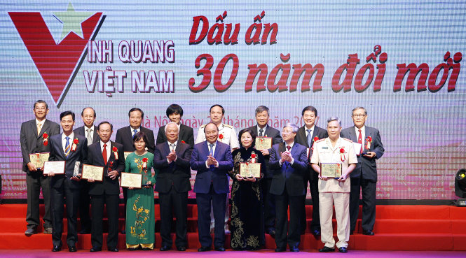 Thủ tướng Nguyễn Xuân Phúc cùng các vị lãnh đạo chụp ảnh lưu niệm với các tập thể, cá nhân được vinh danh lần này