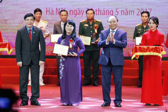 Thủ tướng Nguyễn Xuân Phúc và Chủ tịch Tổng Liên đoàn Lao động Việt Nam Bùi Văn Cường trao cúp và bằng chứng nhận cho đại diện các tập thể tiêu biểu