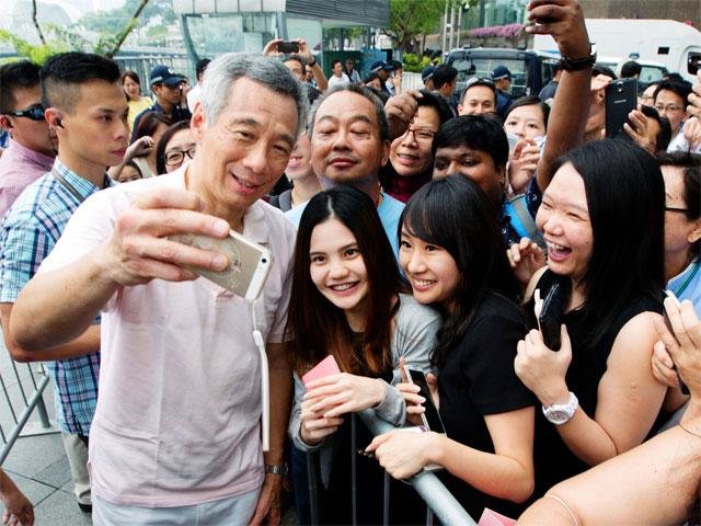 Thủ tướng Lý Hiển Long thể hiện sự trẻ trung của nhà lãnh đạo gần dân và hiểu thời cuộc - Ảnh: AFP