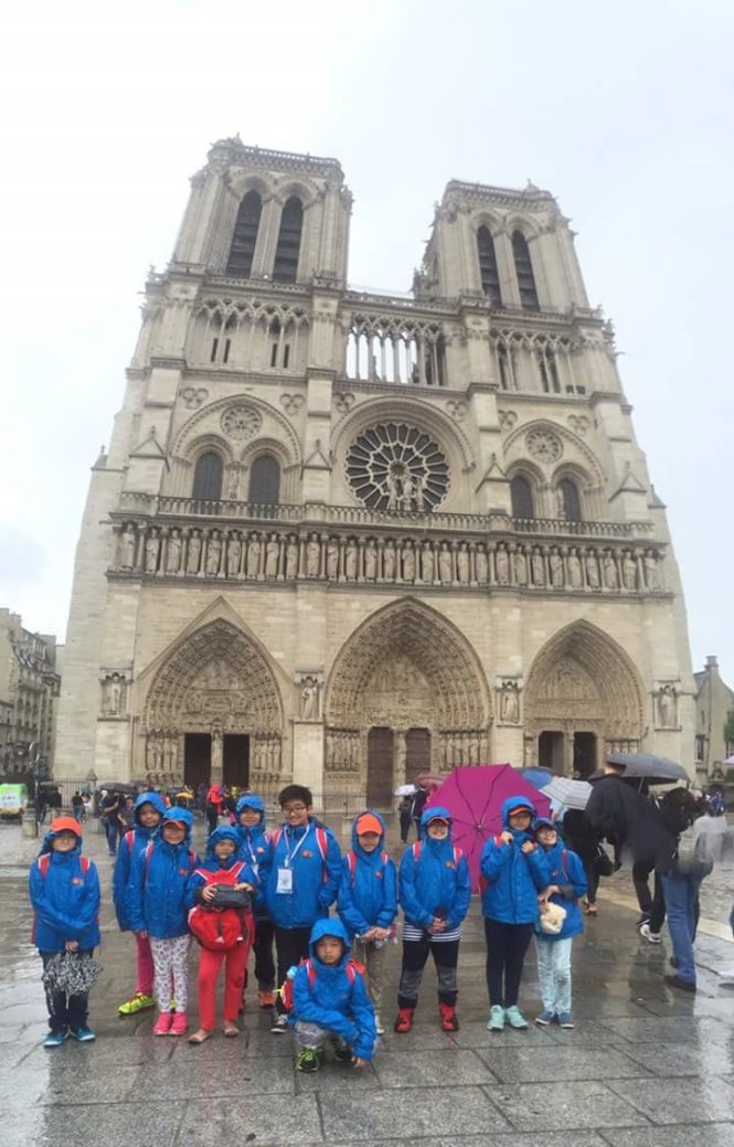 Các em học sinh Việt Nam và Pháp chụp hình kỷ niệm trong chuyến đi chơi cuối tuần - Ảnh: CTV