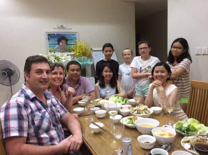 Bữa cơm thân mật của gia đình Erell và gia đình em Vĩnh An tại VN đầu tháng 4 vừa qua - Ảnh: NVCC