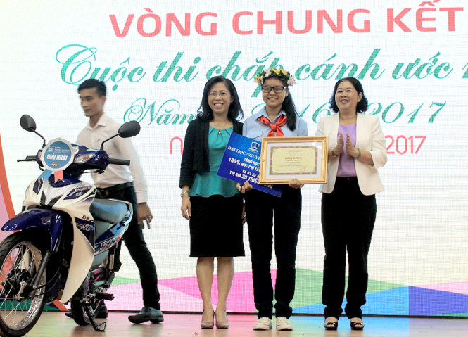 Em Vương Phối Ân, học sinh Trường THPT Võ Văn Kiệt giành giải nhất cuộc thi Chắp cánh ước mơ 2017 - Ảnh: PHƯƠNG NGUYỄN