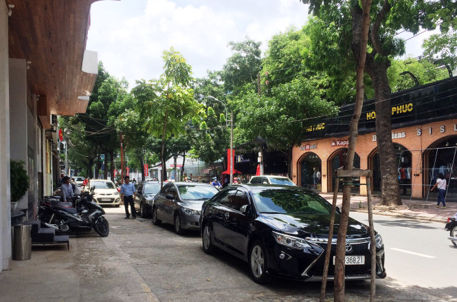 Ôtô đậu trên vỉa hè đường Nguyễn Đình Chiểu, quận 1 (ảnh chụp chiều 20-5) - Ảnh: LÊ PHAN