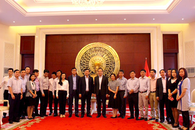 Anh Lê Quốc Phong - Bí thư thứ nhất Trung ương Đoàn gặp gỡ các du học sinh VN tại TQ vào chiều 20-5 - Ảnh: HÀ THANH