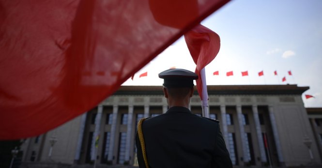 Một người lính Trung Quốc đứng gác trước Đại lễ đường nhân dân ở Bắc Kinh, Trung Quốc - Ảnh: AFP