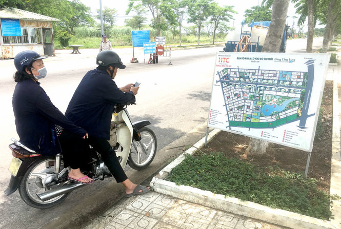 Nếu thông tin quy hoạch được cập nhật chính xác sẽ giảm được tình trạng “tù mù” thông tin dẫn đến sốt đất. Trong ảnh: người dân tham khảo bản đồ quy hoạch một dự án đất nền trên đường Nguyễn Duy Trinh, quận 9, TP.HCM - Ảnh: QUANG ĐỊNH