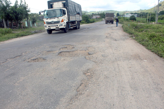 Đoạn quốc lộ 19 ngang qua huyện Đăk Pơ (Gia Lai) bị hư hỏng, bong tróc nhiều năm chưa được duy tu, sửa chữa -
 Ảnh: ĐÔNG HÀ