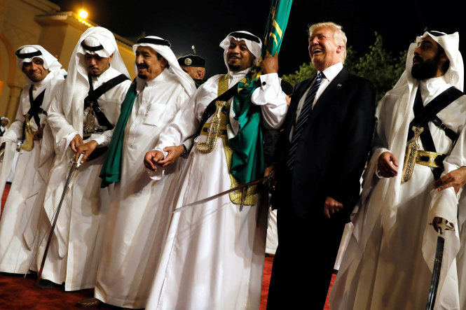 Tổng thống Mỹ Donald Trump (vest đen) tỏ ra vui vẻ và thoải mái khi đến ăn tối với Nhà vua Saudi Arabia Salman (thứ 3 từ trái sang). Ông Trump được tiếp đón nồng hậu hơn người tiền nhiệm Barack Obama - Ảnh: Reuters