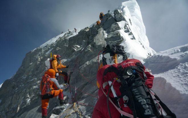Vách núi Hillary Step (lúc còn tồn tại) là thách thức lớn nhất cuối cùng trước khi người leo núi chinh phục được nóc nhà thế giới Everest - Ảnh: Str/AFP