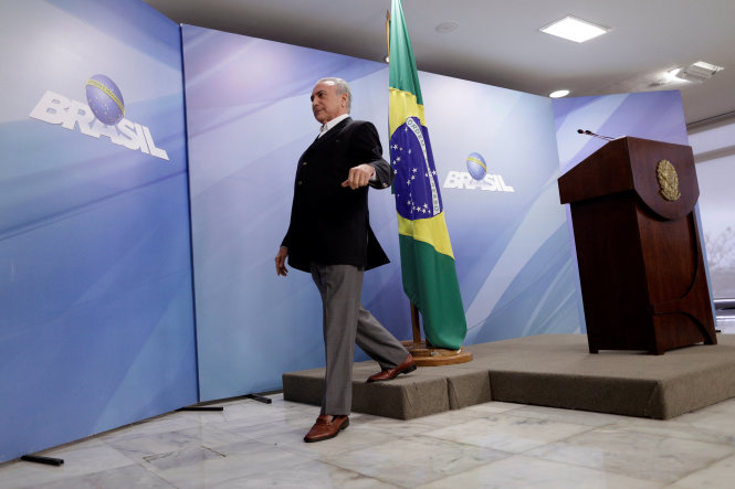 Tổng thống Michel Temer sau khi phát biểu ở Dinh Planalto ngày 20-5 - Ảnh: Reuters