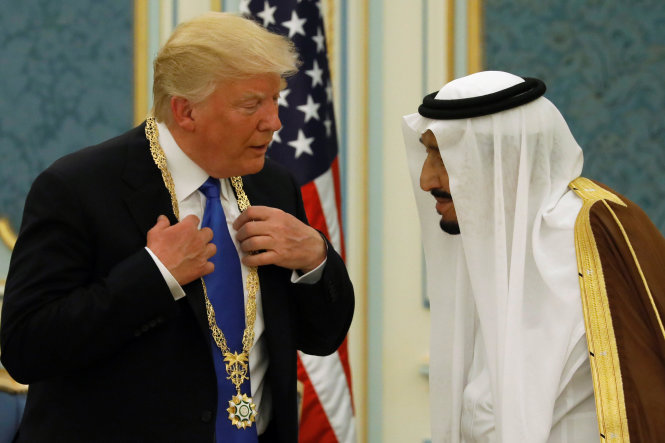 Vua Salman của Saudi Arabia trao huân chương Abdulaziz cho Tổng thống Mỹ Donald Trump ngày 20-5 - Ảnh: Reuters