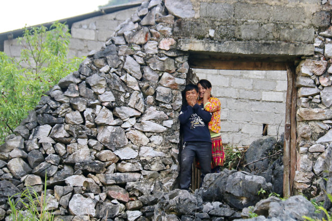 Đôi vợ chồng trẻ Vừ Mí Dà và Làu Thị Xay sống trong “pháo đài” trên núi đá - Ảnh: NGỌC HIỂN