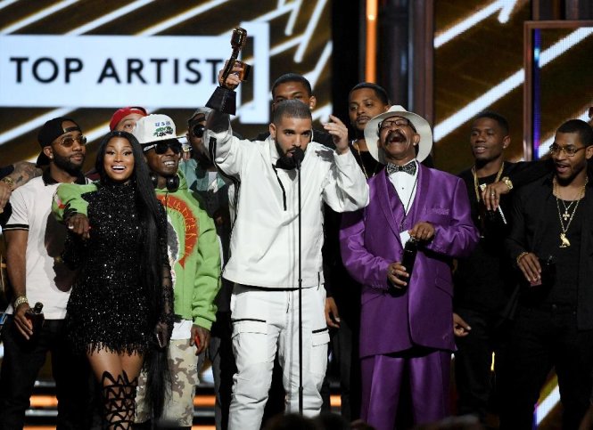 Drake phát biểu nhận giải tại Billboard Music Awards 2017 - Ảnh: Getty Images