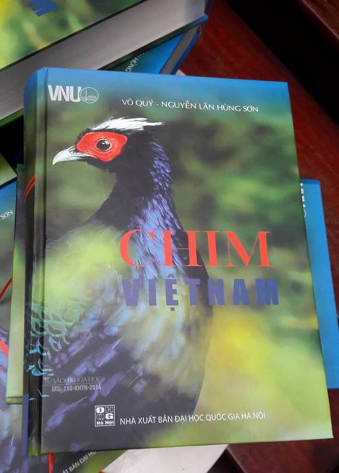 Sách Chim Việt Nam của cố giáo sư Võ Quý và PGS Nguyễn Lân Hùng Sơn - Ảnh: Nguyễn Tuấn