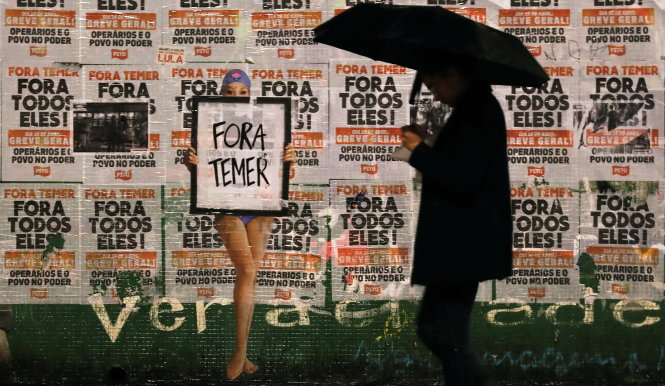 Trên bức tường ở TP Sao Paulo, Brazil ngày 21-5 với khẩu hiệu chống tổng thống Michel Temer - Ảnh: Reuters