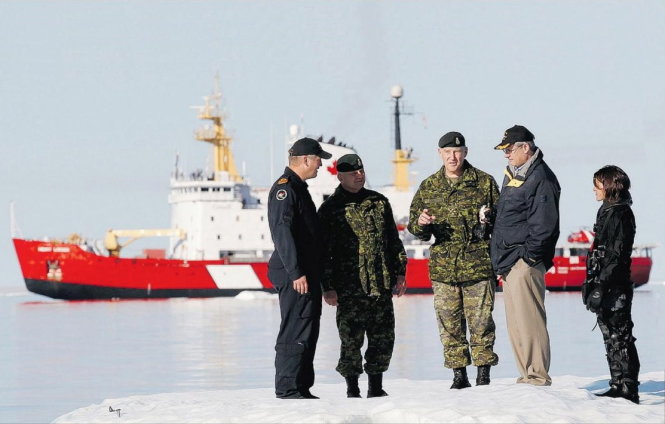 Thủ tướng Stephen Harper (thứ hai từ phải sang) đến Bắc cực năm 2012 -
 Ảnh: Bộ Quốc phòng Canada

