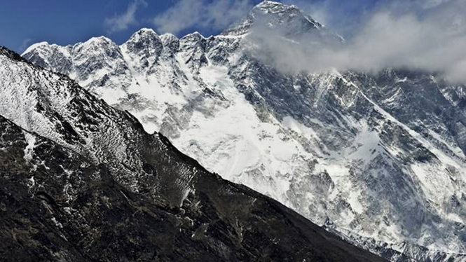 Cuối tuần qua, 3 người đã thiệt mạng khi leo lên Everest - Ảnh: AFP