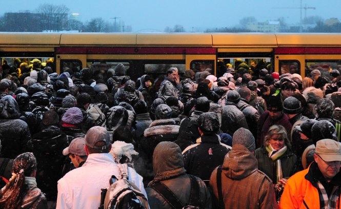 Hành khách chờ tàu ở ga Ostkreuz, Berlin, Đức - Ảnh: AFP/Getty Images