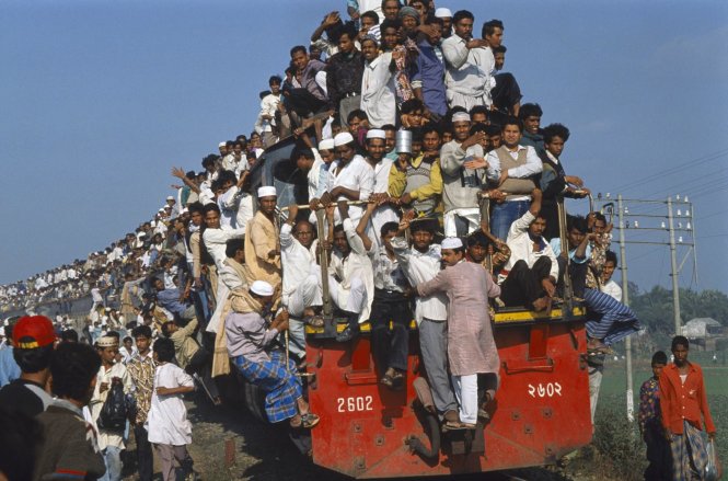 Hàng ngàn công nhân ở Bangladesh đến và đi ra khỏi thành phố Dhaka trên những đoàn tàu như thế này mỗi ngày - Ảnh: Getty Images
