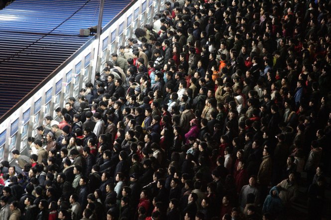 Người dân Trung Quốc chờ mua vé tàu tại nhà ga Bắc Kinh dịp tết âm lịch, bắt đầu 'cuộc di cư lớn nhất thế giới' - Ảnh: AFP/Getty Images