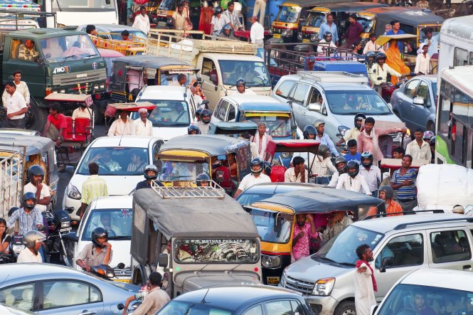 Xe kéo, xe tải và xe máy chen chúc trên một con đường ở thành phố Jaipur, Ấn Độ - Ảnh: Getty Images