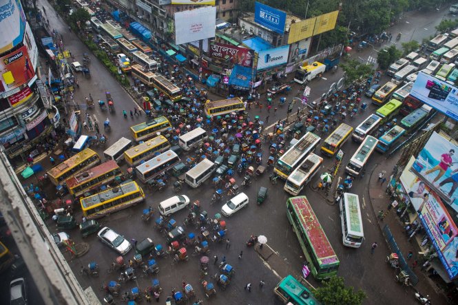 Đường phố Dhaka - nơi có 14,5 triệu dân, trong một chiều mưa - Ảnh: AFP/ Getty Images