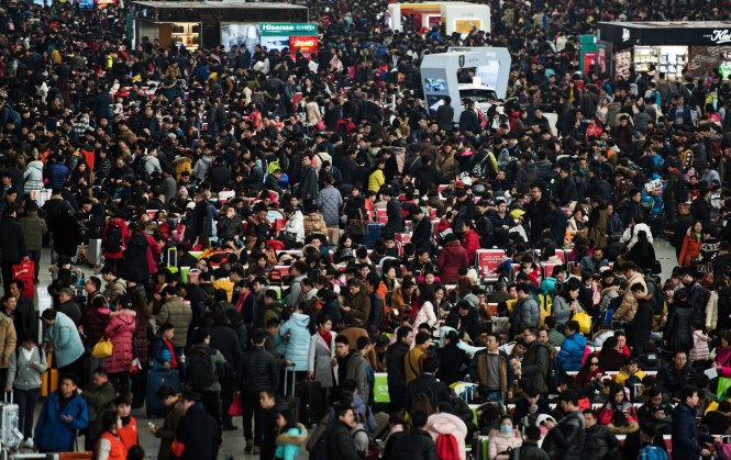 Hành khách chen chúc tại nhà ga Hồng Kiều Thượng Hải - nơi phục vụ 2,9 tỉ lượt khách dịp tết âm lịch - Ảnh: AFP/ Getty Images