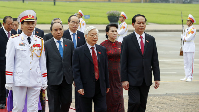 Lãnh đạo Đảng, nhà nước vào lăng viếng Chủ tịch Hồ Chí Minh trước giờ khai mạc kỳ họp thứ 3 QUốc Hội khóa XIV - Ảnh: Việt Dũng