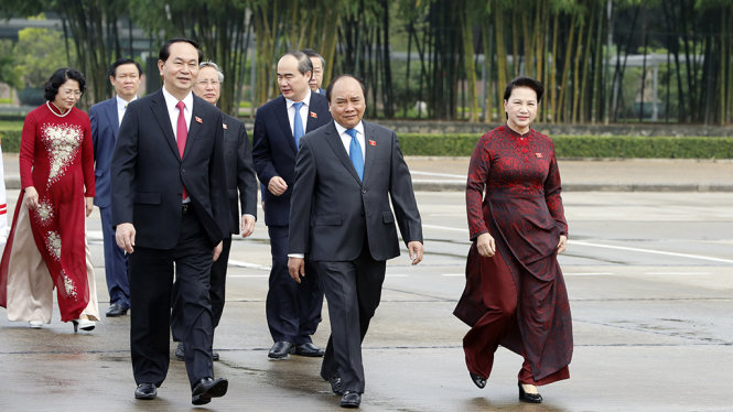 Lãnh đạo Đảng, nhà nước vào lăng viếng Chủ tịch Hồ Chí Minh trước giờ khai mạc kỳ họp thứ 3 QUốc Hội khóa XIV - Ảnh: Việt Dũng