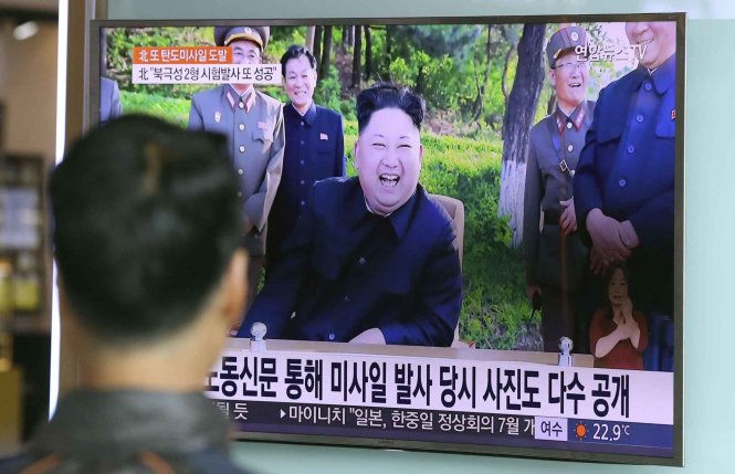 Người dân ở thủ đô Seoul của Hàn Quốc theo dõi thông tin về phát ngôn của lãnh đạo Triều Tiên Kim Jong Un ngày 22-5 - Ảnh: AP