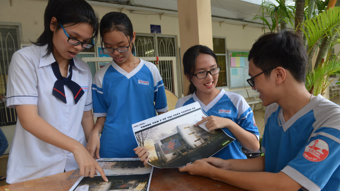Nhóm học sinh Trường THPT Gia Định (Q.Bình Thạnh, TP.HCM) tìm hiểu về Trung tâm Y tế thị trấn Trường Sa - Ảnh: DUYÊN PHAN