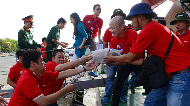 Đất thiêng được đoàn công tác báo Tuổi Trẻ chuyển lên tàu chuẩn bị hành trình đến với Trường Sa - Ảnh: Quang Định