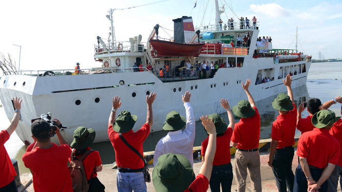 Tạm biệt đoàn công tác hành trình đến với biển đảo quê hương sáng 22-05 - Ảnh: Quang Định