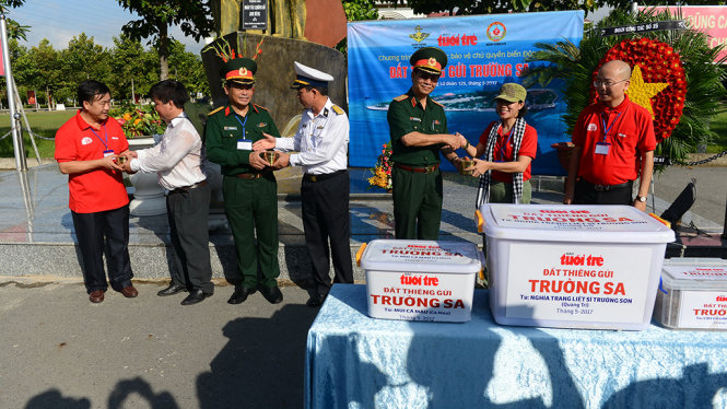 Trao đất thiêng cho đoàn công tác chuẩn bị lên tàu ra Trường Sa - Ảnh: Quang Định