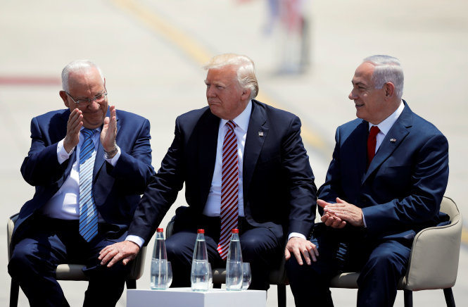 Bất chấp cái nắng của vùng sa mạc, một lễ đón tiếp ngắn gọn nhưng trọng thị đã được Israel tổ chức ngay tại sân bay để đón chào nhà lãnh đạo Mỹ với sự hiện đầy đủ của hai nhân vật đứng đầu nhà nước Israel - Ảnh: Reuters