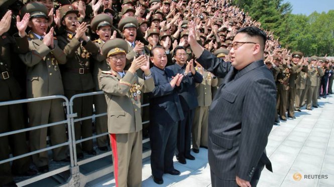 Lãnh đạo Triều Tiên Kim Jong Un vẫy tay với các nhà khoa học và kỹ thuật đã phát triển tên lửa Hwasong-12 - Ảnh: Reuters