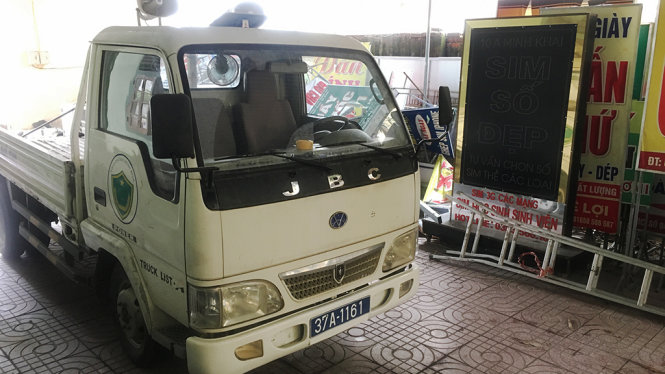 Xe 37A-1161 của UBND phường Hưng Bình, TP Vinh chưa được đăng kiểm phương tiện phải tạm thời nằm “đắp chiếu” - Ảnh: Doãn Hòa