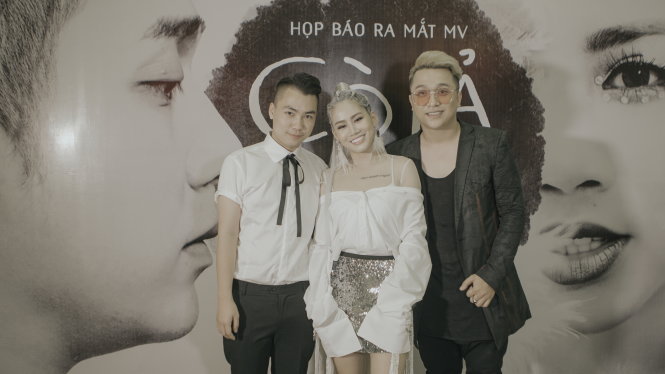 Yanbi và Yến Lê (từ phải qua) trong buổi giới thiệu MV Cò lả tại TP.HCM chiều 22-5 - Ảnh: Nali